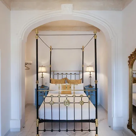 Valletta Townhouse With A Maltese Balcony *