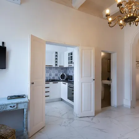 Valletta Townhouse With A Maltese Balcony Apartment Il-Furjana